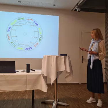 Beatrice Marty beim Präsentieren