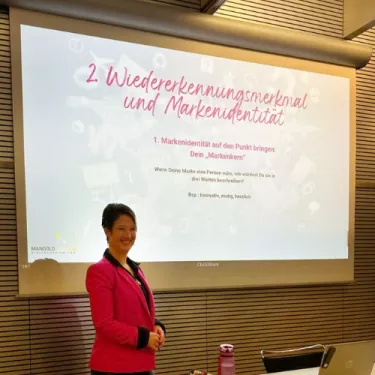 Maya Mangold beim Präsentieren