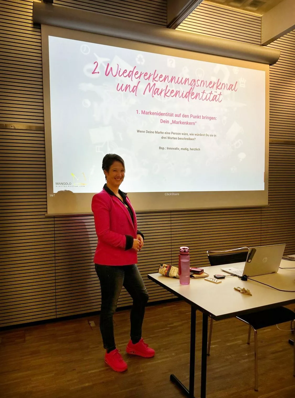 Maya Mangold beim Präsentieren